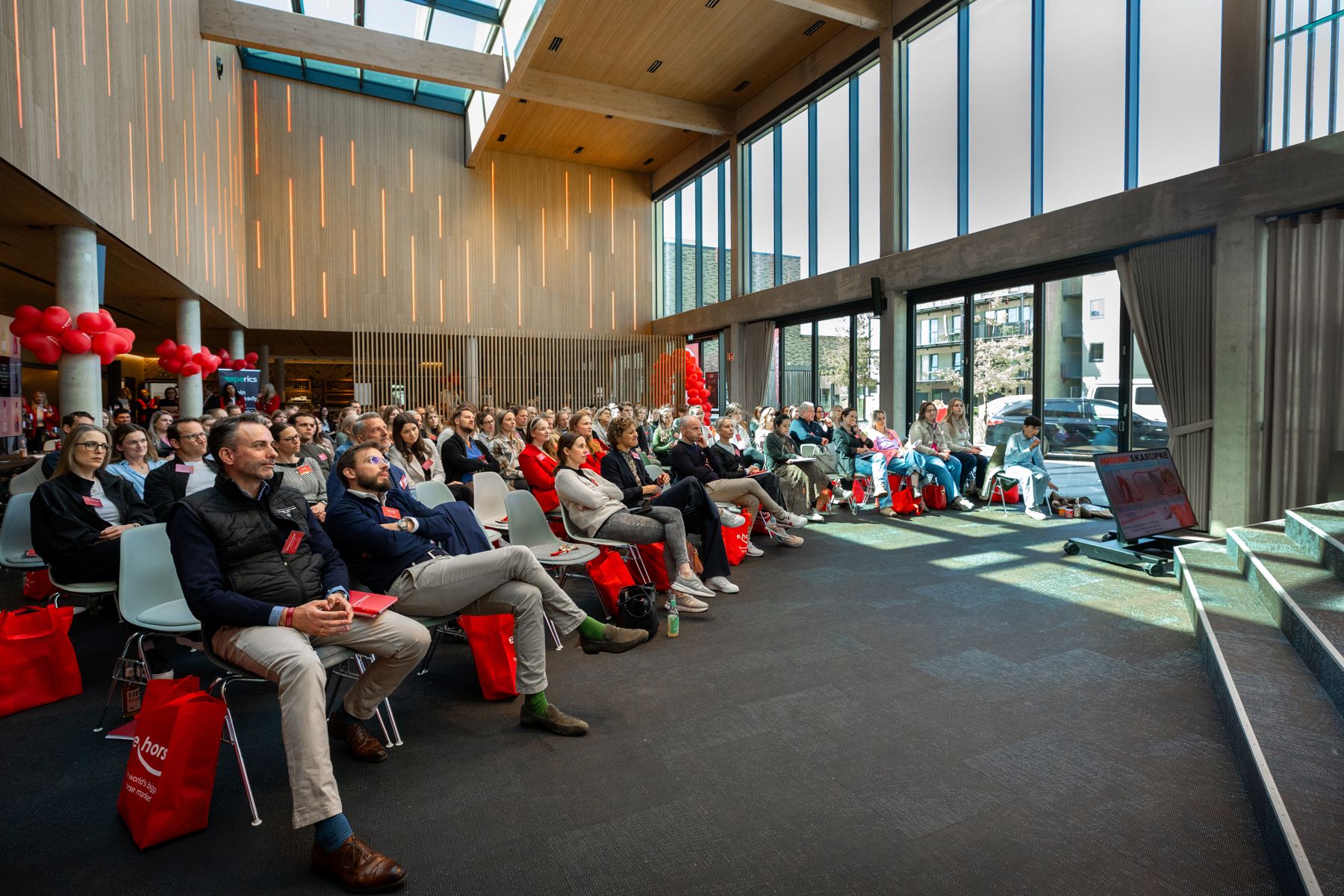 Voller Saal mit Publikum im Marissa Ferienpark