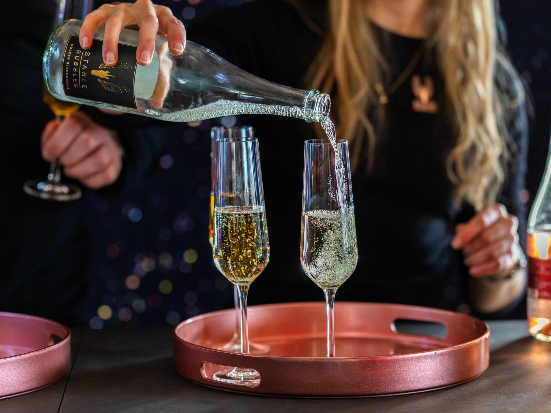 Stable Bubbles wird in Sektgläser eingeschenkt
